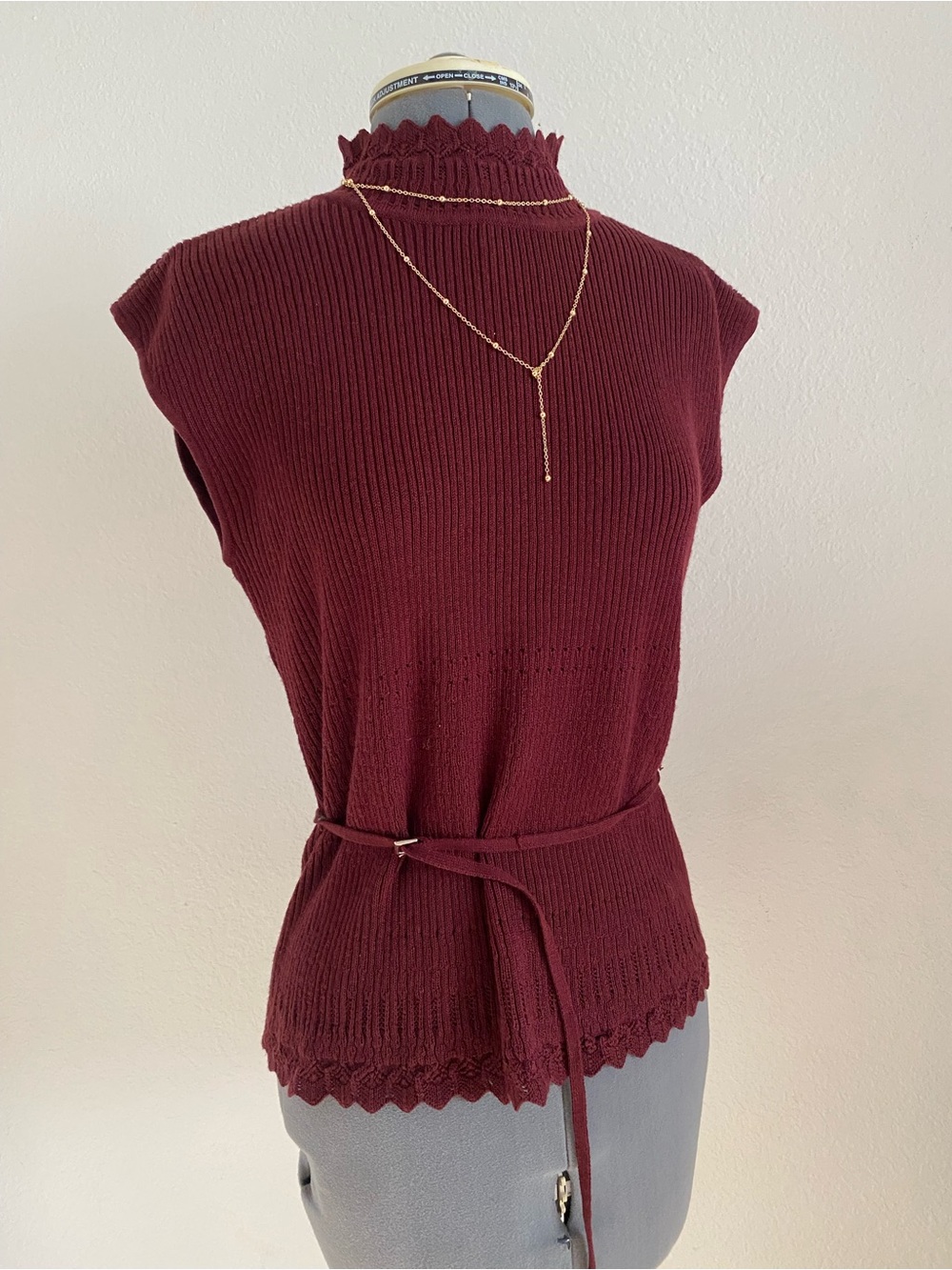 Vintage y2k Burgundy Sleeveless Mock Neck Sweater Vest Ribbed Knit Ruffle Hem